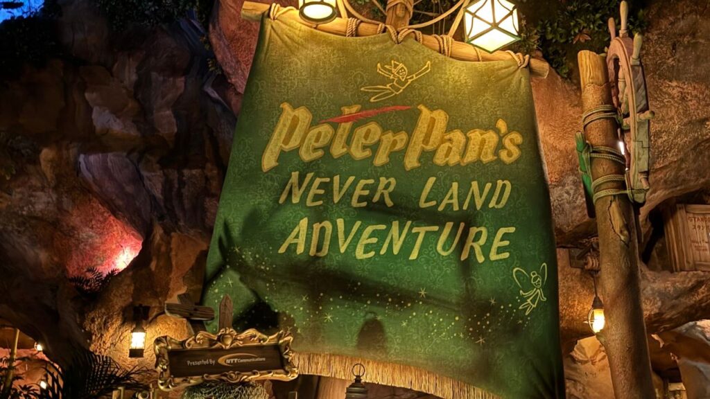 ピーターパンのネバーランドアドベンチャーアトラクション入り口のサイン