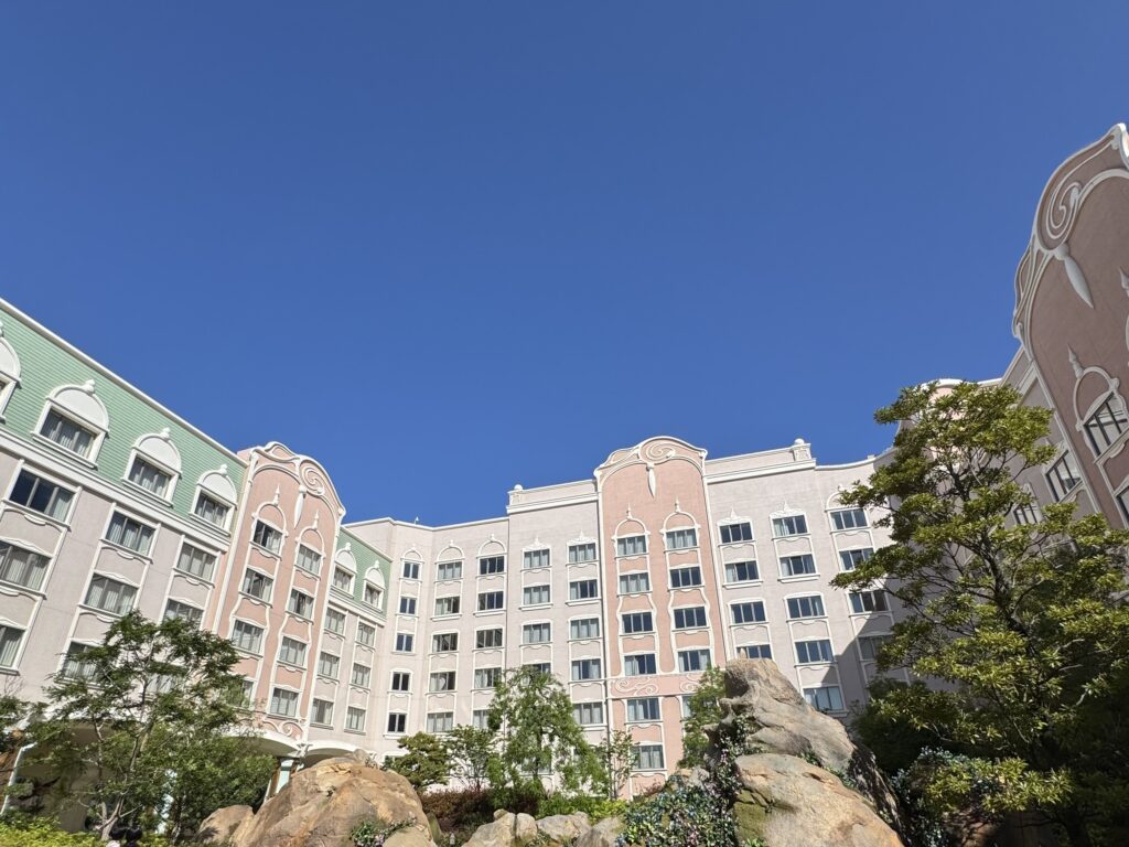 ファンタジースプリングスホテルの中庭ローズコートからの眺め