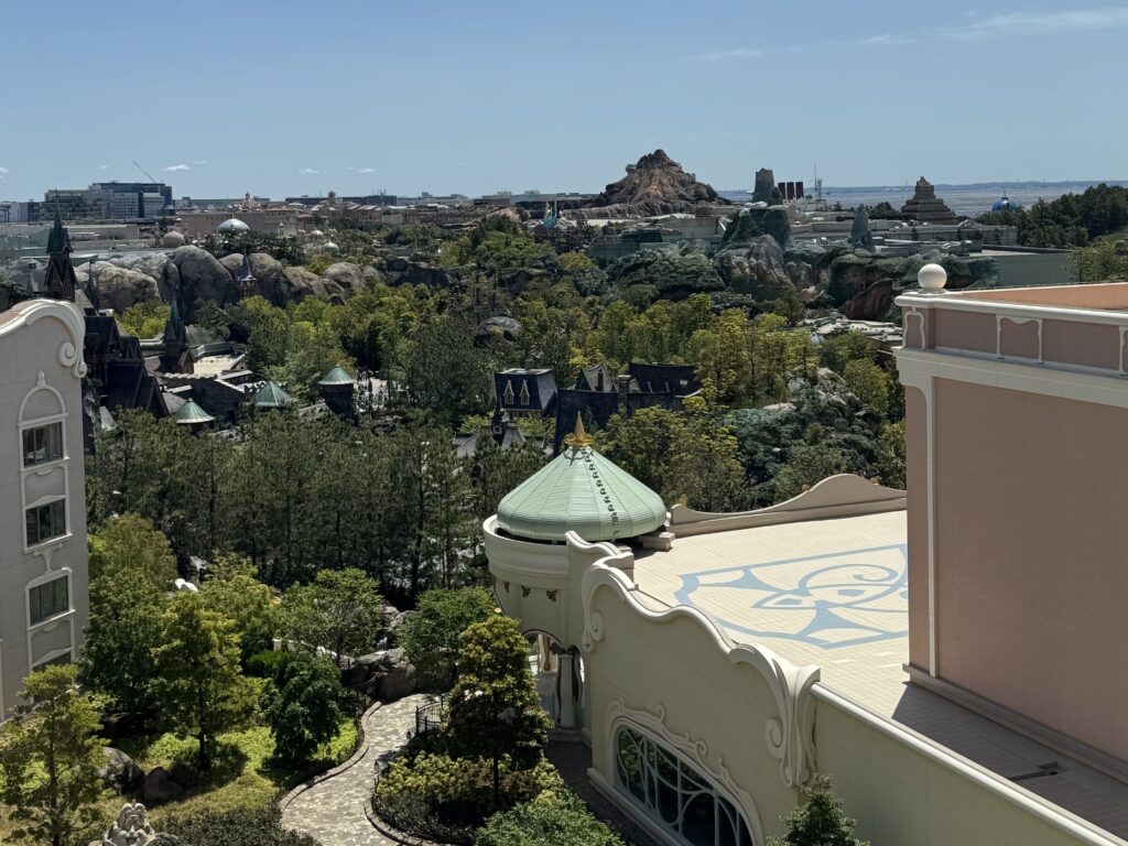 ファンタジースプリングスホテル9階エレベーターホールからの眺め