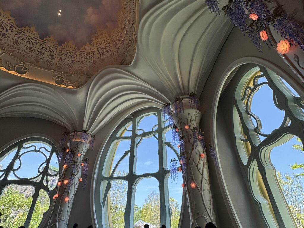 グランパラディラウンンジの天井と装飾