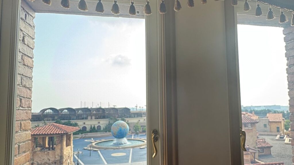 ホテルミラコスタ客室から見た朝の開園前の風景