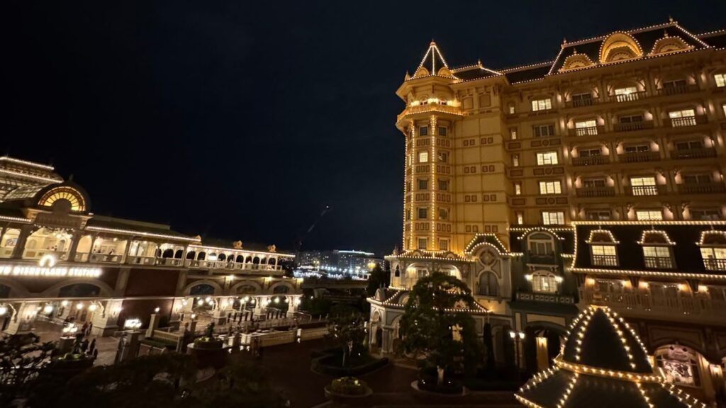 ディズニーランドホテル客室から見た閉園後の風景