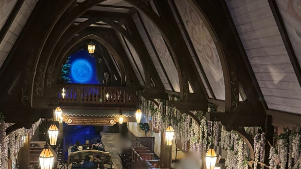 アナとエルサのフローズンジャーニーのボート乗り場の様子