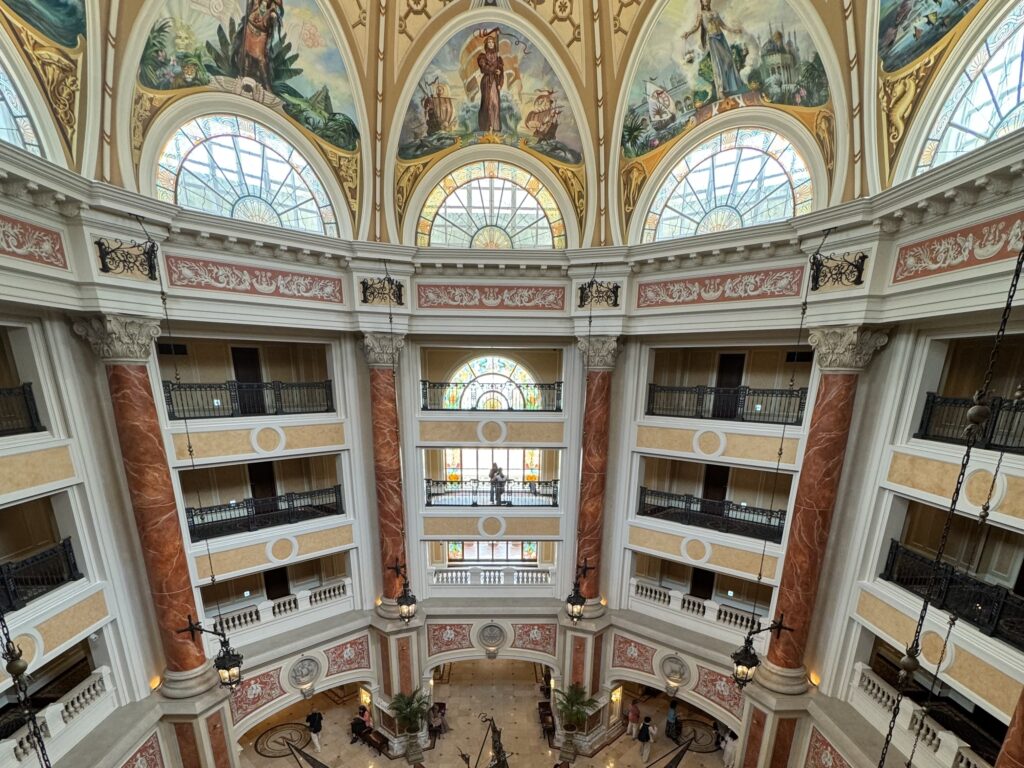 ホテルミラコスタのロビーを上階の回廊から見下ろした様子