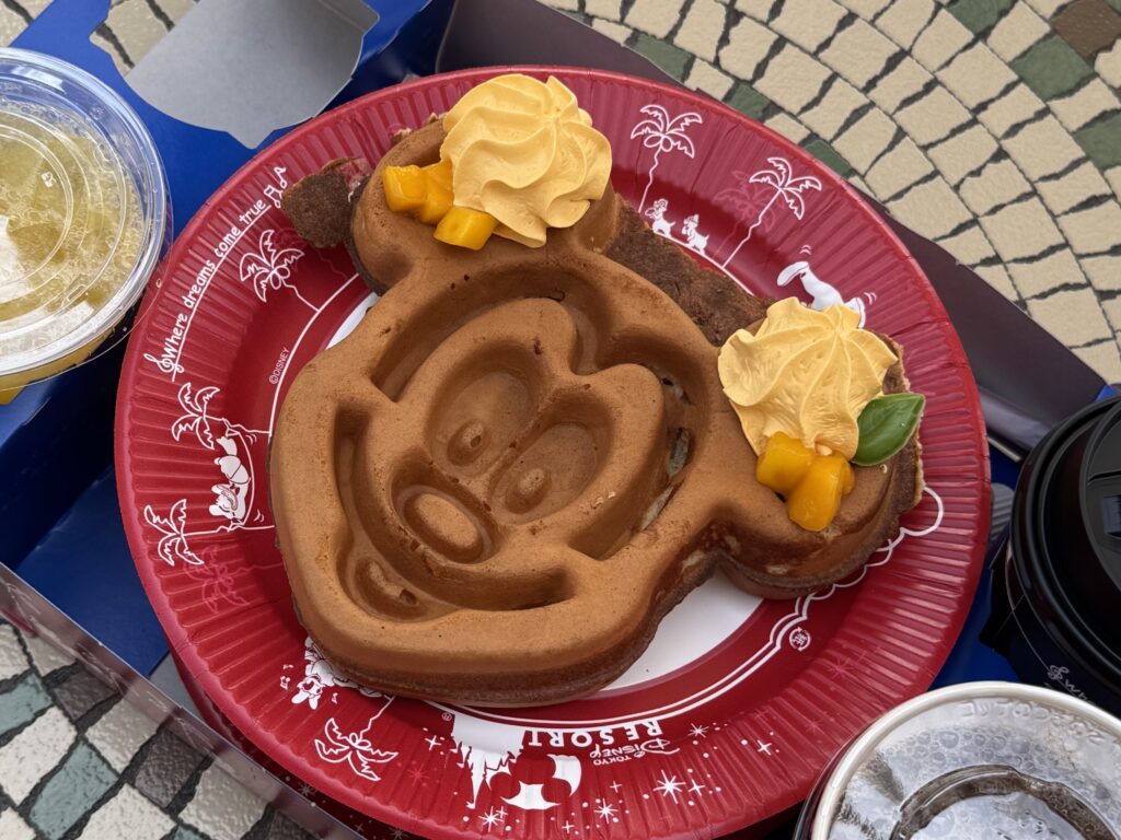 朝食で食べたミッキーワッフル
