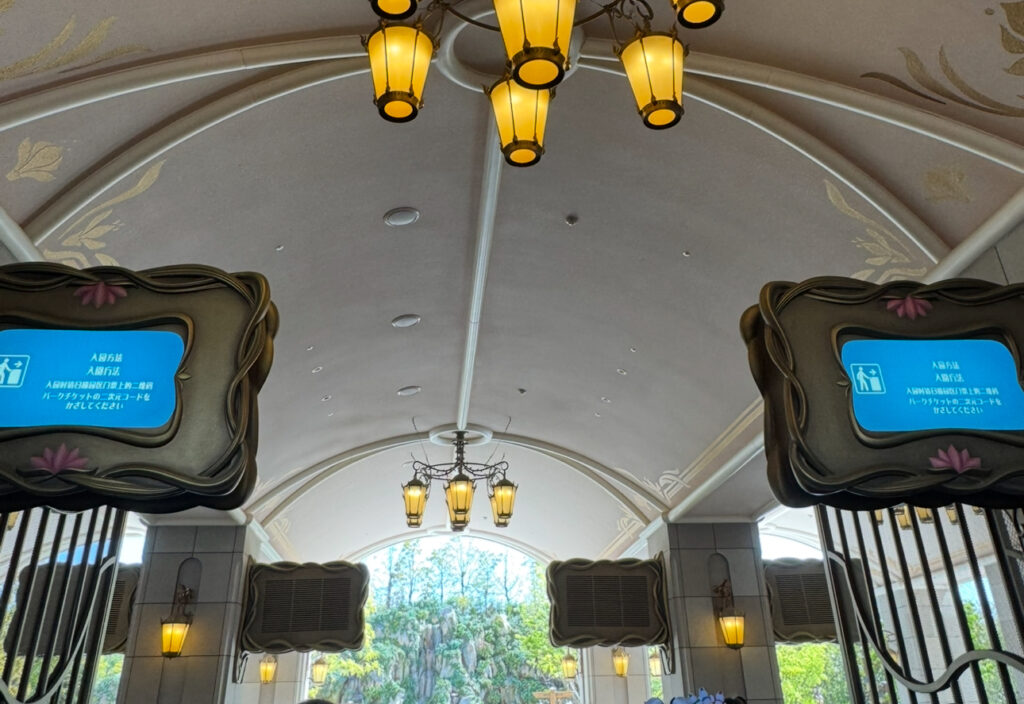 ハッピーエントリー入園前のファンタジースプリングスゲート