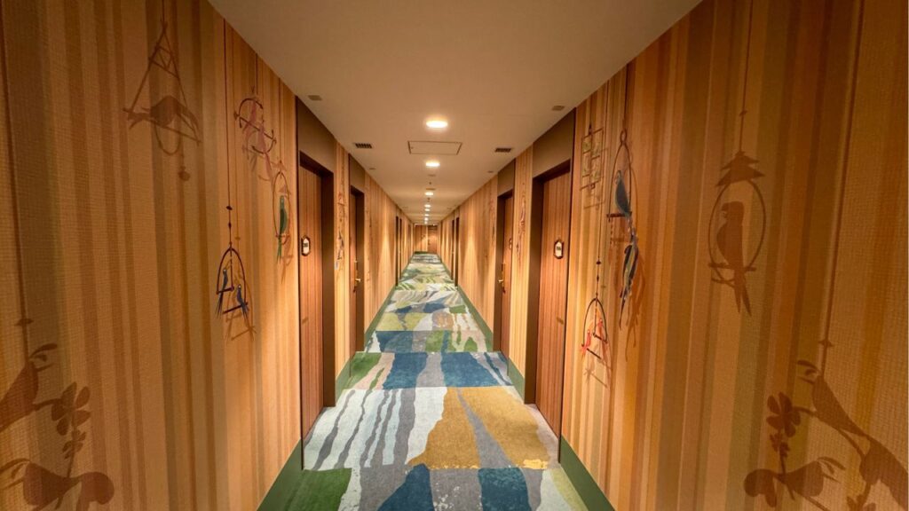 セレブレーションホテル　ディスカバーの客室へ向かう廊下