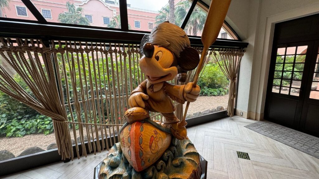 セレブレーションホテル・ディズカバー　ロビーのミッキー像