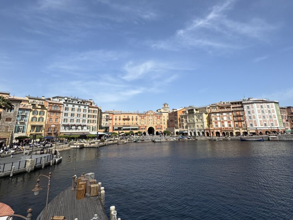 ディズニーシーから眺めたハーバーとホテルミラコスタ