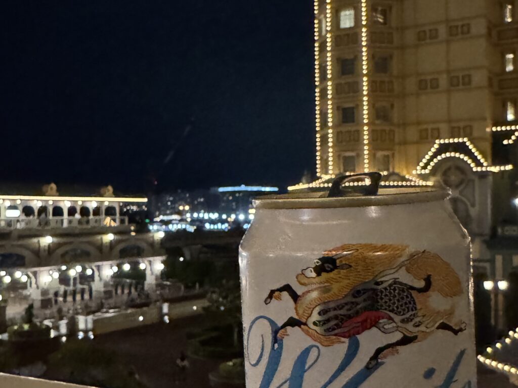 ディズニーランドホテルの客室からの眺めと缶ビール