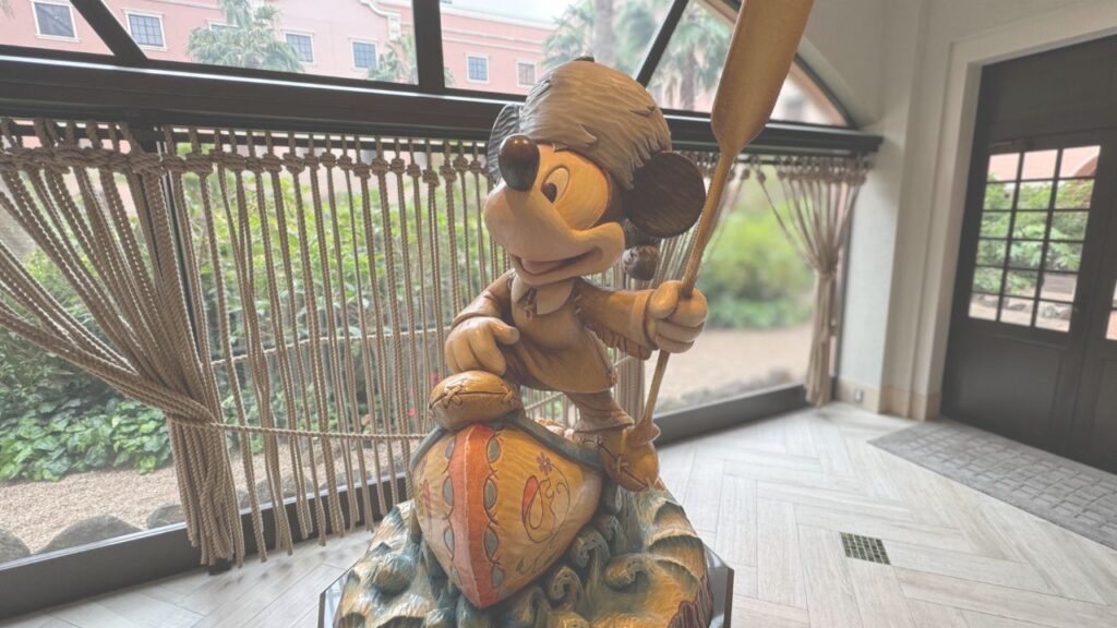 セレブレーションホテル　ディスカバー　ロビーのミッキー像