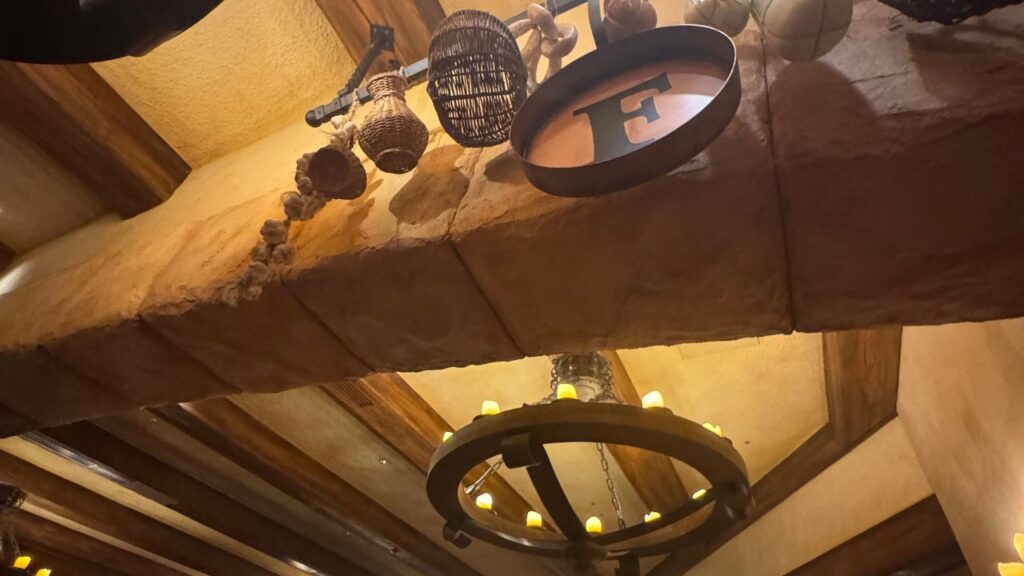 美女と野獣魔法のものがたり・アトラクション乗り場の案内表記