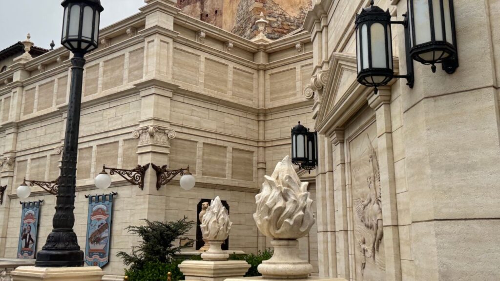 ソアリンDPAの待機列の建物入り口付近