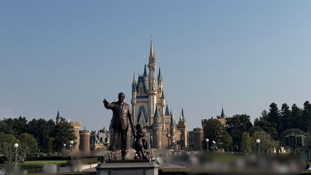 ディズニーランドパートナーズ像前