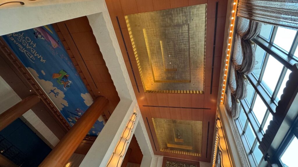 ハイピリオンラウンジの吹き抜け