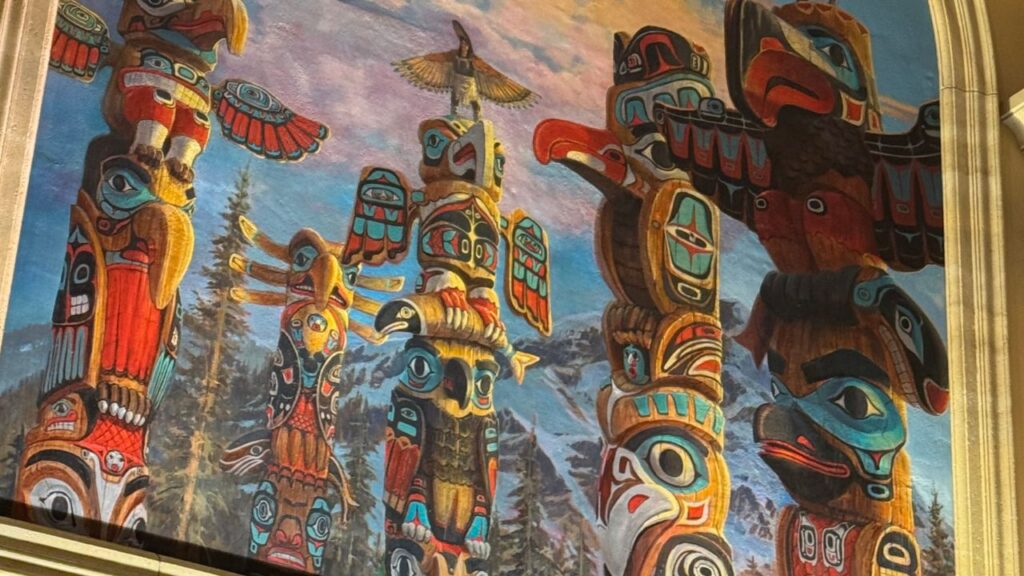 ソアリン待機列にある壁画と隠れミッキー