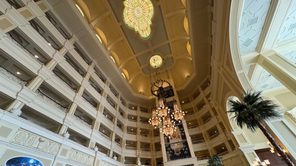 ディズニーランドホテルのロビー