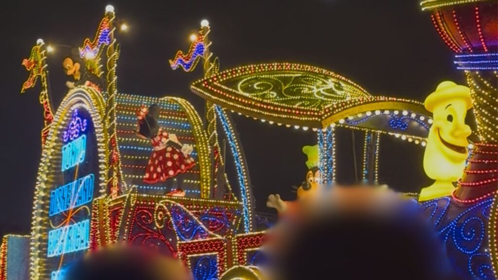 エレクトリカルパレードのミッキー、ミニーグーフィーたちのフロート