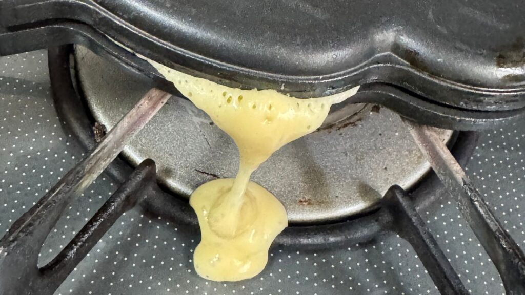 ミッキーワッフルメーカーからはみ出てしまった生地