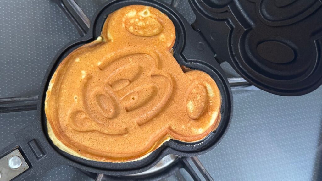 ミッキーワッフルメーカーを使って焼いたワッフル