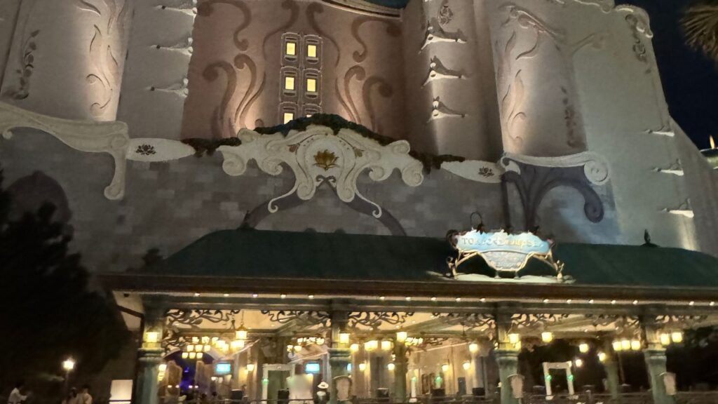 夜のファンタジースプリングス・エントランス