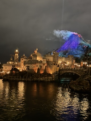 トランジットスチーマーライン乗り場から見たプロメテウス火山